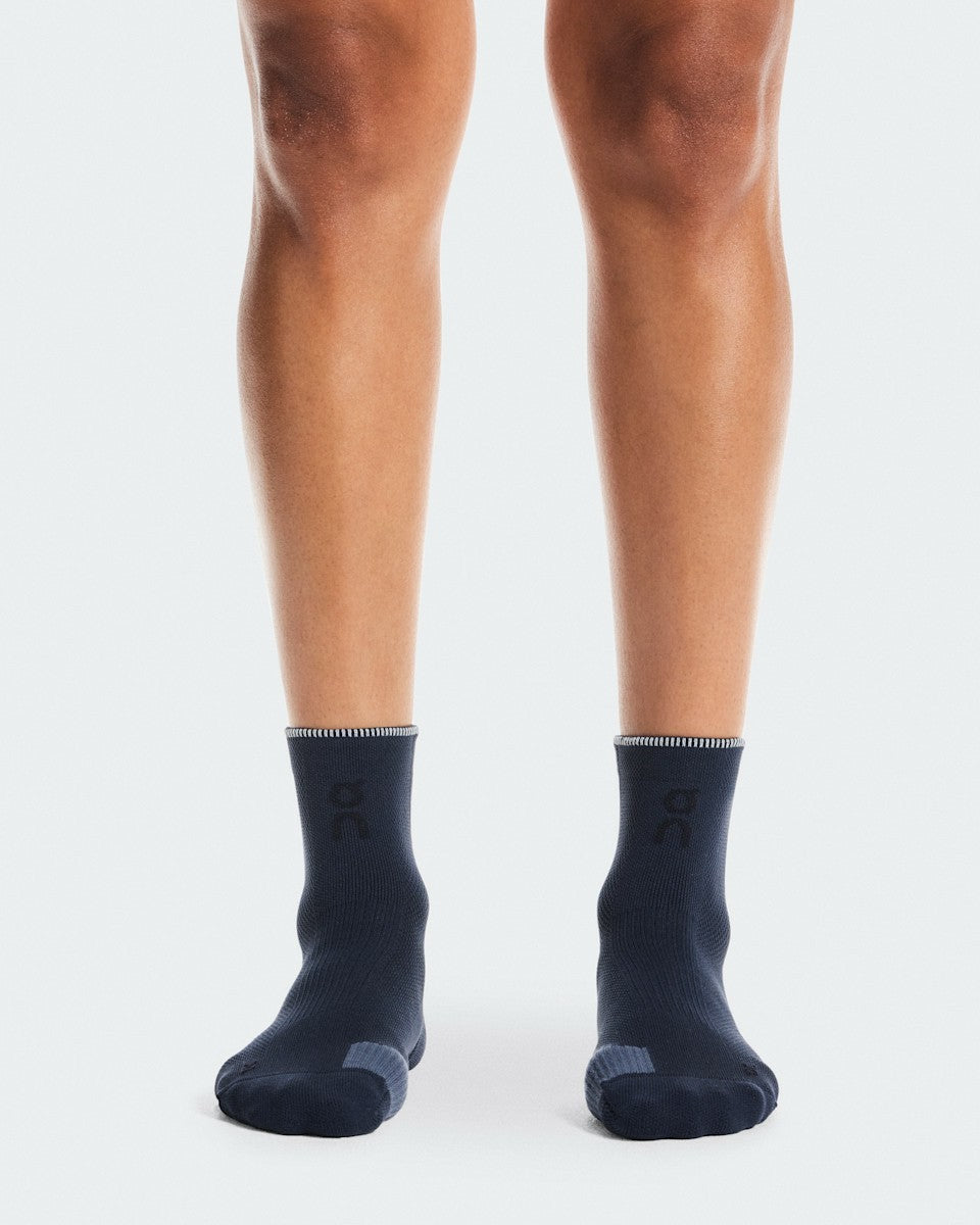 Performance Run Sock Mid - Navy/Navy | On United States