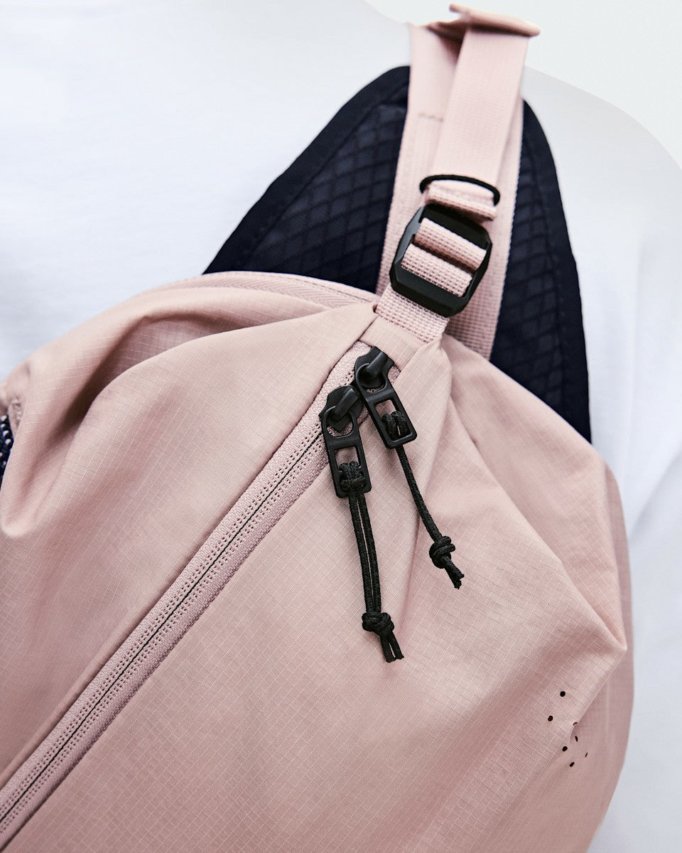 Sling Pack 9L - Biscuit/Black | On United States