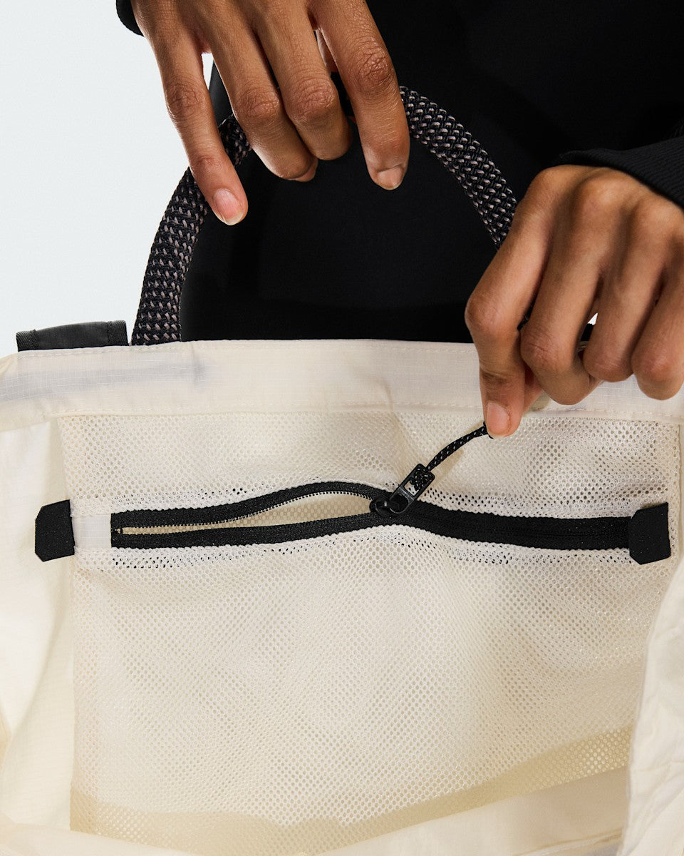 Tote Pack 25L - Cream/Black | On United States