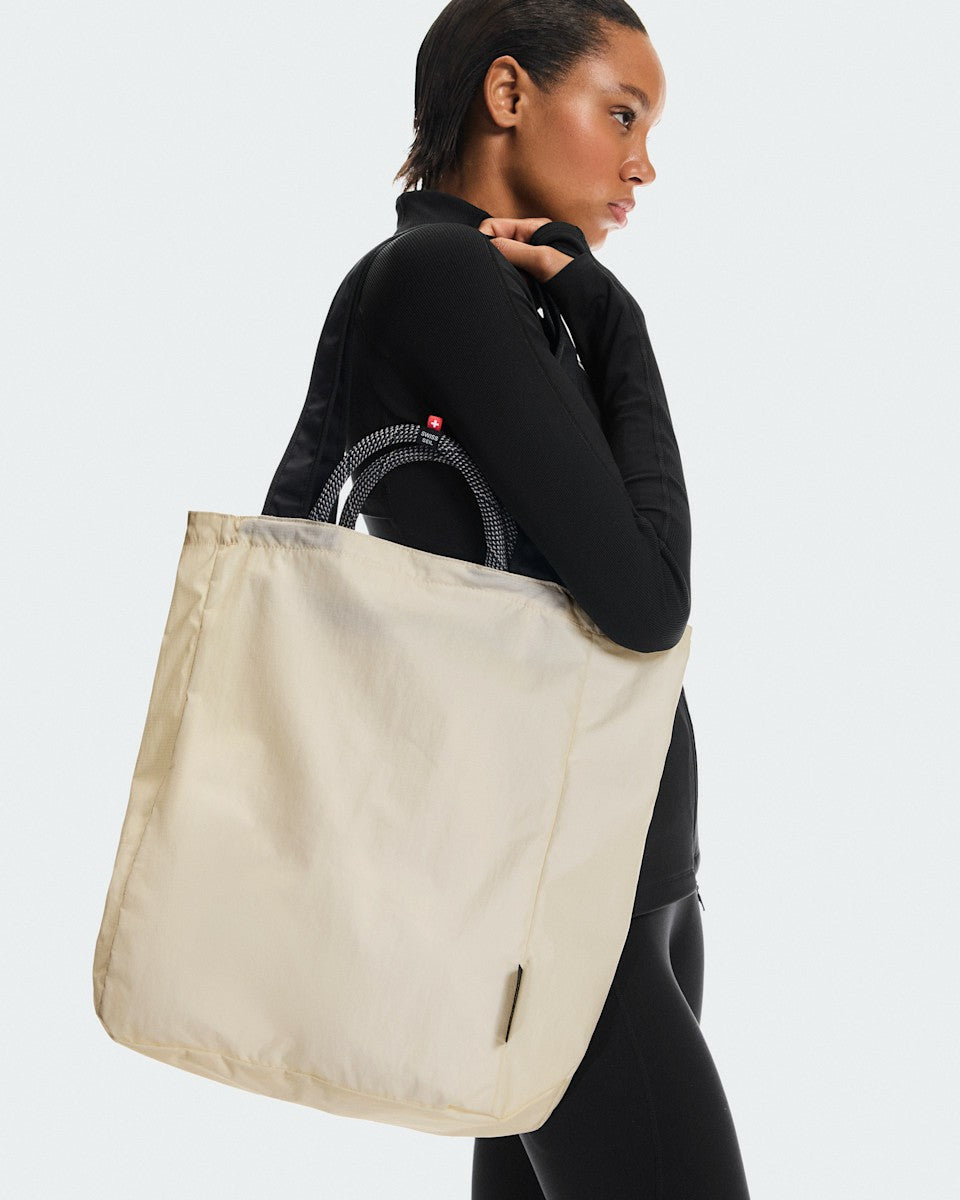 Tote Pack 25L - Cream/Black | On United States